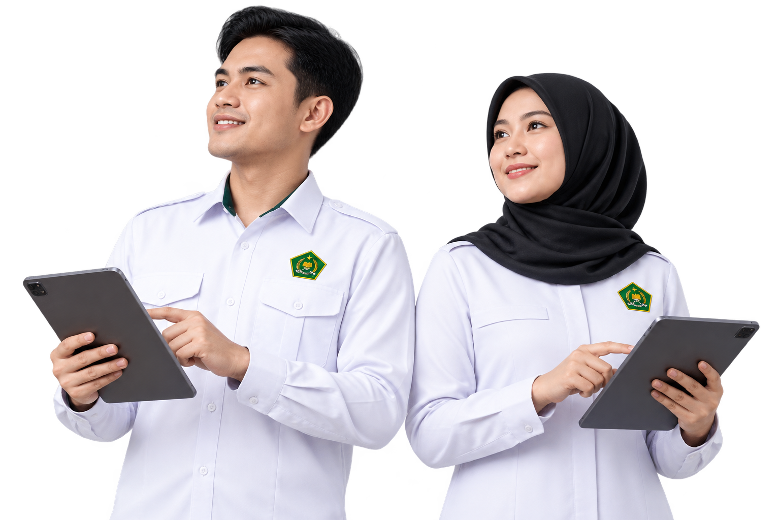 Dua pendidik madrasah membawa tablet